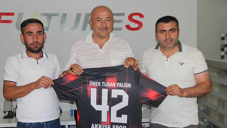 Akkisespor yönetimi Yalgın’a forma hediye etti