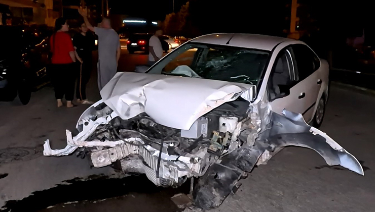 Aksaray’da kontrolden çıkan otomobil ağacı ve direği devirdi, sürücü kaçtı