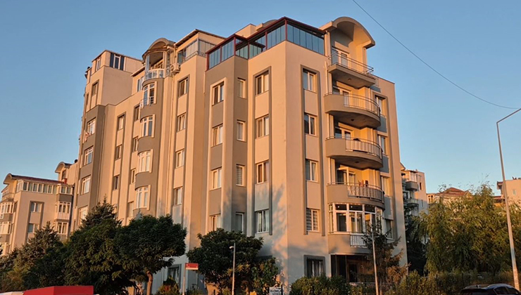 Bahçeşehir’de karısını silahla ağır yaralayan şahıs, ardından silahı kendi kafasına dayadı