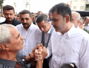 Bakan Kurum, depremzede aileyi ziyaret etti