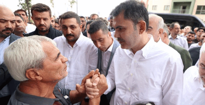 Bakan Kurum, depremzede aileyi ziyaret etti