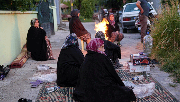 Balıkesir Sındırgı merkezli depremlerin hasara neden olduğu mahallelerin sakinleri geceyi sokakta geçirdi