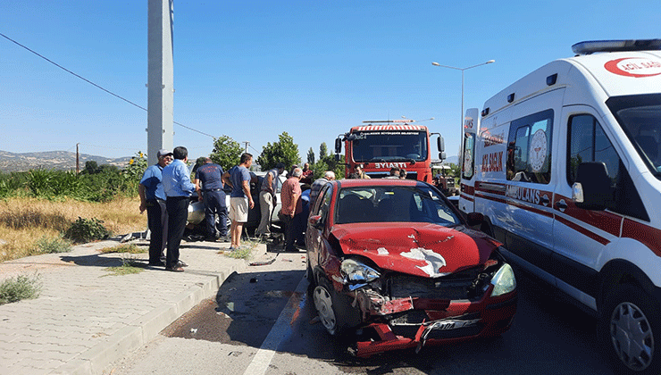 Balıkesir’de önde giden otomobile arkadan gelen araç çarptı: 1 yaralı