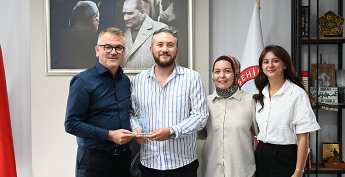 Başkan Ustaoğlu’ndan teşekkür plaketi