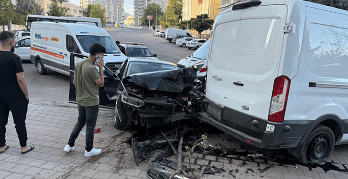 Batman’da otomobil ile minibüs çarpıştı: 1 yaralı
