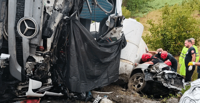 Beton mikseri otomobilin üzerine devrildi: 1 ölü, 1 yaralı