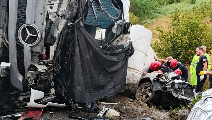 Beton mikseri otomobilin üzerine devrildi: 1 ölü, 1 yaralı