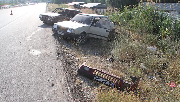 Beyşehir’de otomobilin park halindeki araca çarpması sonucu 2 kişi yaralandı