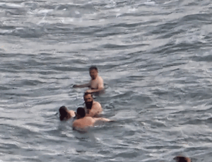 Boğulma tehlikesi geçiren 3 kadını vatandaşlar kurtardı