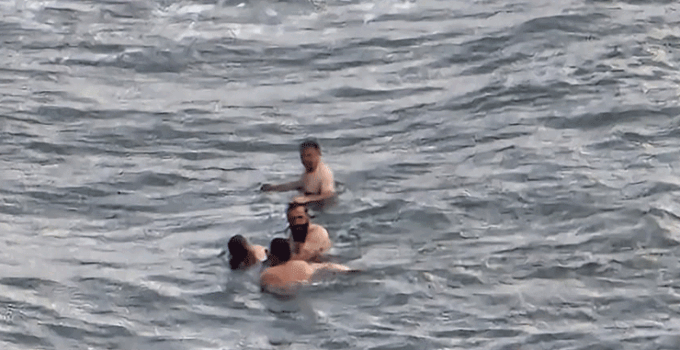 Boğulma tehlikesi geçiren 3 kadını vatandaşlar kurtardı