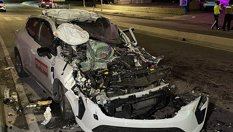 Büyükçekmece’de otomobil park halindeki tıra çarptı: 1 ölü, 4 yaralı