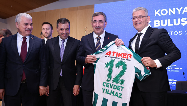 Cevdet Yılmaz’a Konyaspor forması hediye edildi