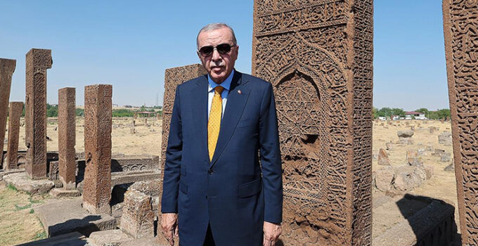 Cumhurbaşkanı Erdoğan, Ahlat’ta Selçuklu Meydan Mezarlığı’nı ziyaret etti