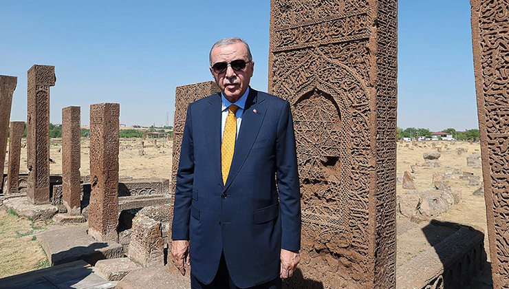 Cumhurbaşkanı Erdoğan, Ahlat’ta Selçuklu Meydan Mezarlığı’nı ziyaret etti
