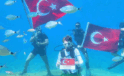 Deniz dibinde Türk bayraklı 30 Ağustos kutlaması