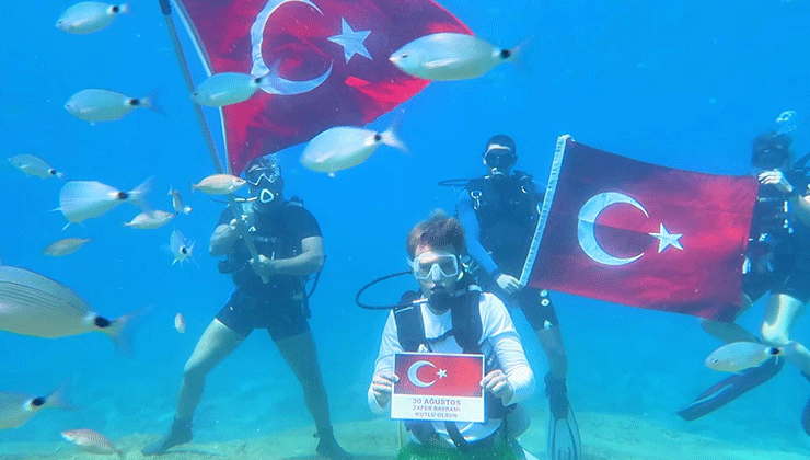 Deniz dibinde Türk bayraklı 30 Ağustos kutlaması