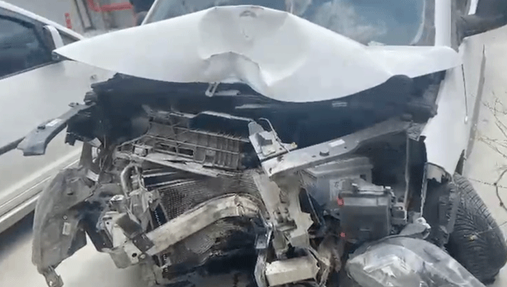 Direğe çarpan otomobildeki 2 kişi yaralandı
