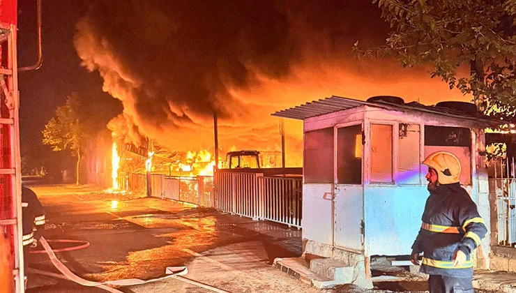 Diyarbakır’daki yangında 3 dükkan ile 22 traktör yandı