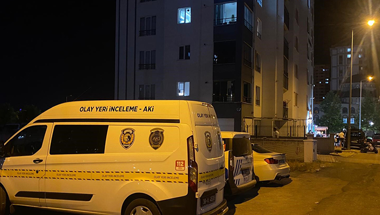 Dolaptaki eşyasının yerini değiştirdiği için kardeşini bıçakladı