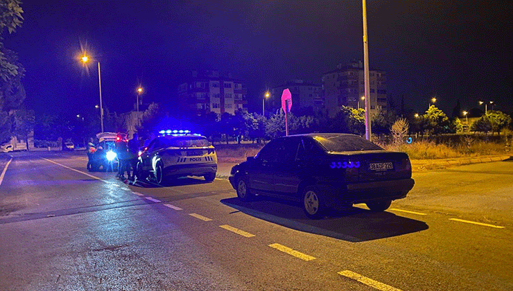 ‘Dur’ ihtarına uymayan ehliyetsiz sürücü yakalandı