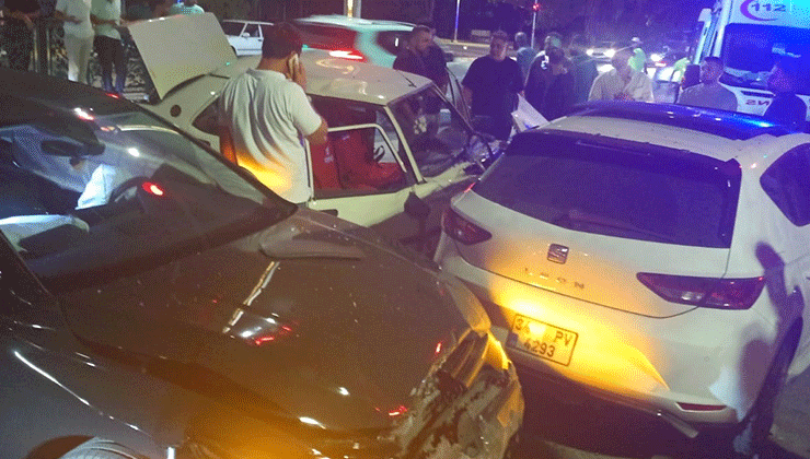 Elazığ’da karşı şeride geçen otomobil, 4 araçla çarpıştı: 4 yaralı