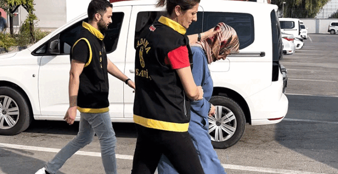 Eşini zehirleyerek öldürdüğü iddiasıyla tutuklu yargılanırken tahliye edilen sanık, yeniden tutuklandı