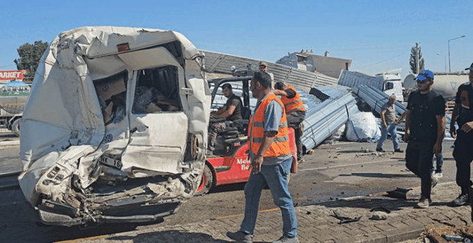 Aksaray’da zincirleme trafik kazasında 3 kişi yaralandı