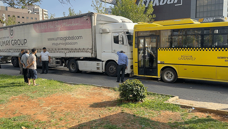 Gaziantep’te durakta yolcu alan halk otobüsüne tır çarptı: 2’si ağır 3 yaralı