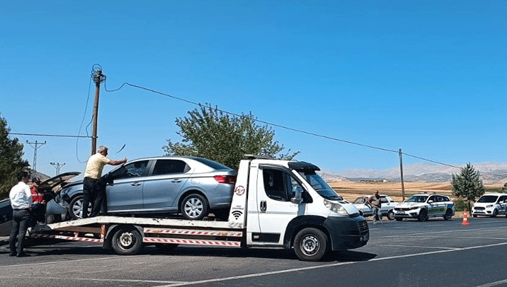 Hafif ticari araç ile otomobil çarpıştı: 4 yaralı