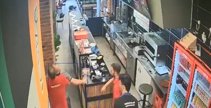 Heimlich manevrası ile müşterisinin hayatını kurtardı