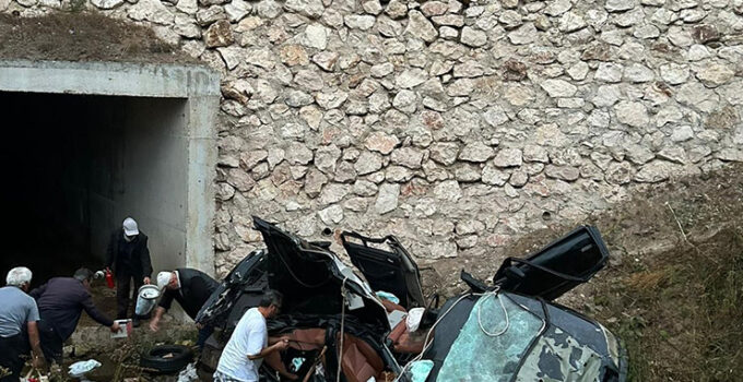 Hurdaya dönen otomobil iki kişiye mezar oldu