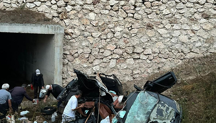 Hurdaya dönen otomobil iki kişiye mezar oldu
