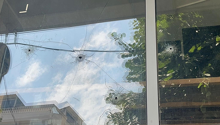 İki genç işyerini kurşunladı, rahat tavırları pes dedirtti