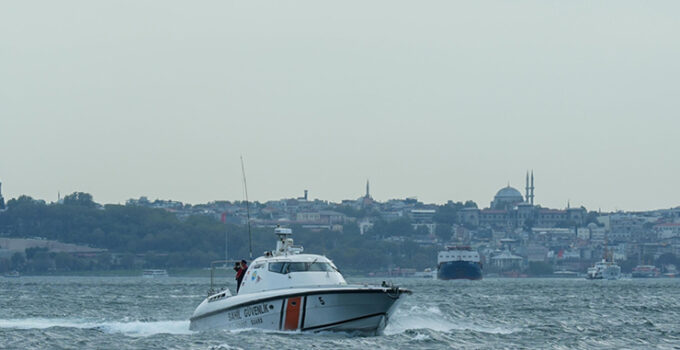 İstanbul Boğazı’ndaki yarışmada kaybolan Rus yüzücüyü arama çalışmaları sürüyor