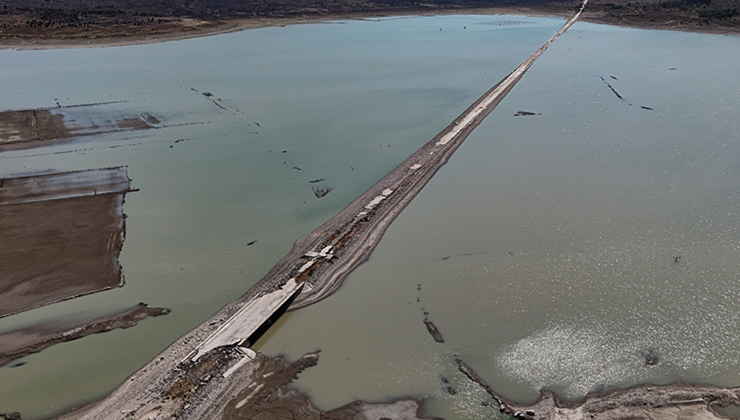 İzmir’de barajda su seviyesi düşünce eski İzmir-Çeşme kara yolu ortaya çıktı