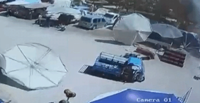 İzmir’de pazar şemsiyesi hamile kadın ve çocuğunun üzerine düştü