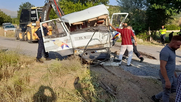 Kamyon ile su tankeri çarpıştı: 4 yaralı