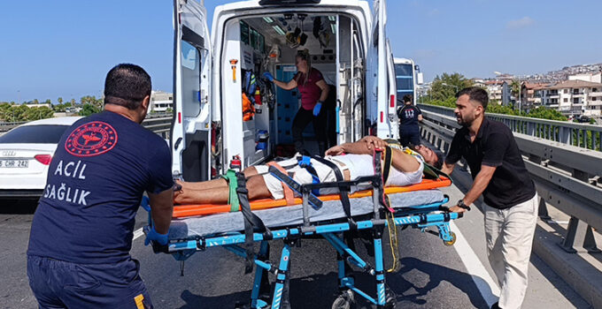 Kamyonetten düşen malzemeleri toplamak isterken zincirleme kazaya sebep oldu:1 yaralı