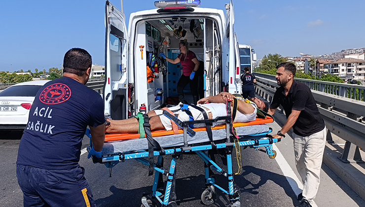 Kamyonetten düşen malzemeleri toplamak isterken zincirleme kazaya sebep oldu:1 yaralı