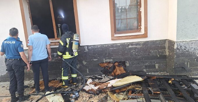 Karaman’da apartmanın giriş katındaki dairede çıkan yangın korkuttu