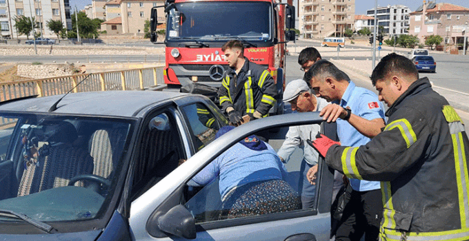 Karaman’da kaza sonrası araçtan çıkamayan yaşlı kadını itfaiye kurtardı: 3 yaralı