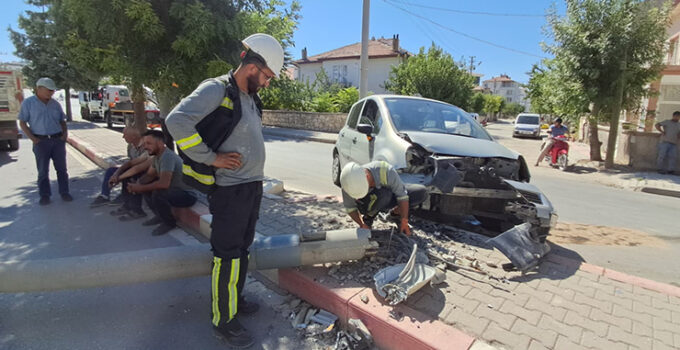 Karaman’da kediye çarpmamak için manevra yapan sürücünün otomobili aydınlatma direğini devirdi