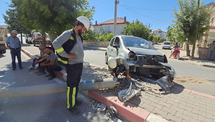 Karaman’da kediye çarpmamak için manevra yapan sürücünün otomobili aydınlatma direğini devirdi