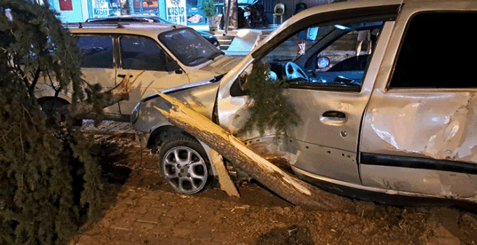 Karaman’da ortalığın savaş alanına döndüğü kaza maddi hasarla atlatıldı
