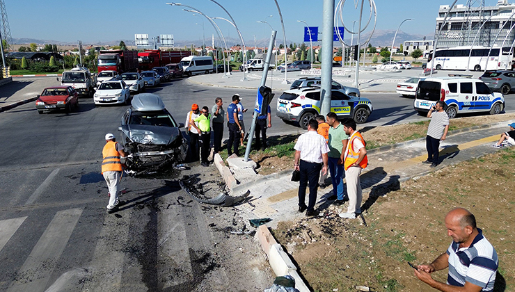 Karaman’da otomobil ile VİP minibüs çarpıştı: 6’sı Rus, 8 yaralı