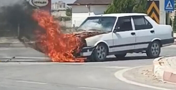 Karaman’da seyir halindeki otomobil alev alev yandı