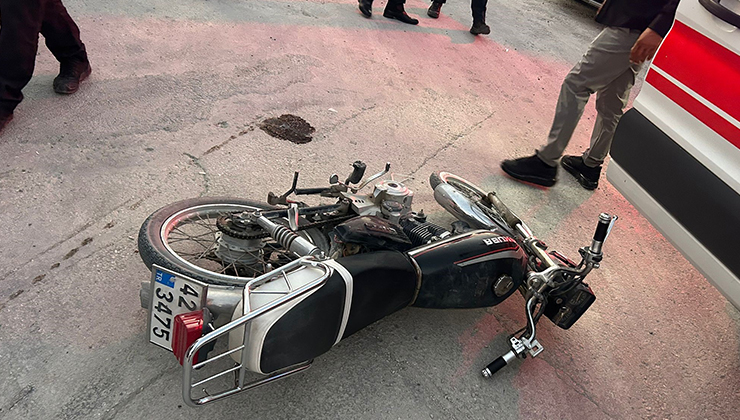 Karapınar’da motosiklet otomobille çarpıştı: 2 yaralı