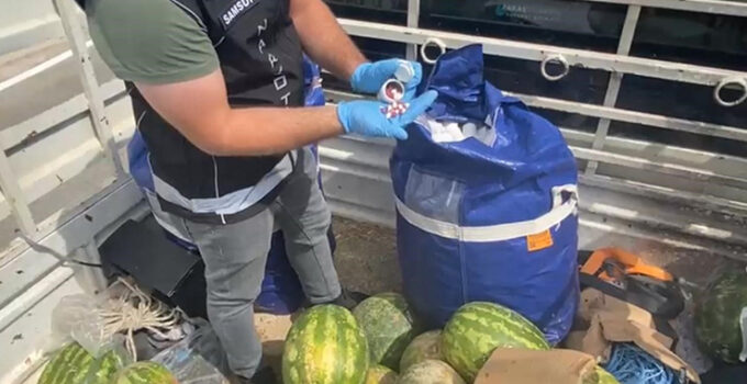 Karpuz yüklü kamyonette 110 bin uyuşturucu hap ele geçirildi