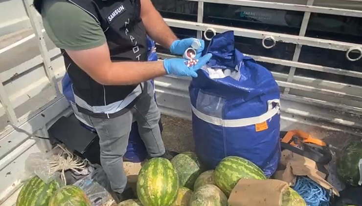 Karpuz yüklü kamyonette 110 bin uyuşturucu hap ele geçirildi