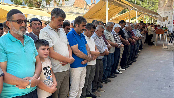 Kazada ölen çift ile 9 yaşındaki torunları Konya’da defnedildi
